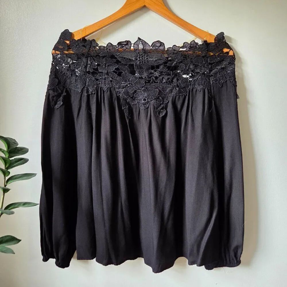 NEW WITHOUT TAG DO + BE BLACK APPLIQUE OFF SHOULDER LONG SLEEVES TOP SIZE SMALL
